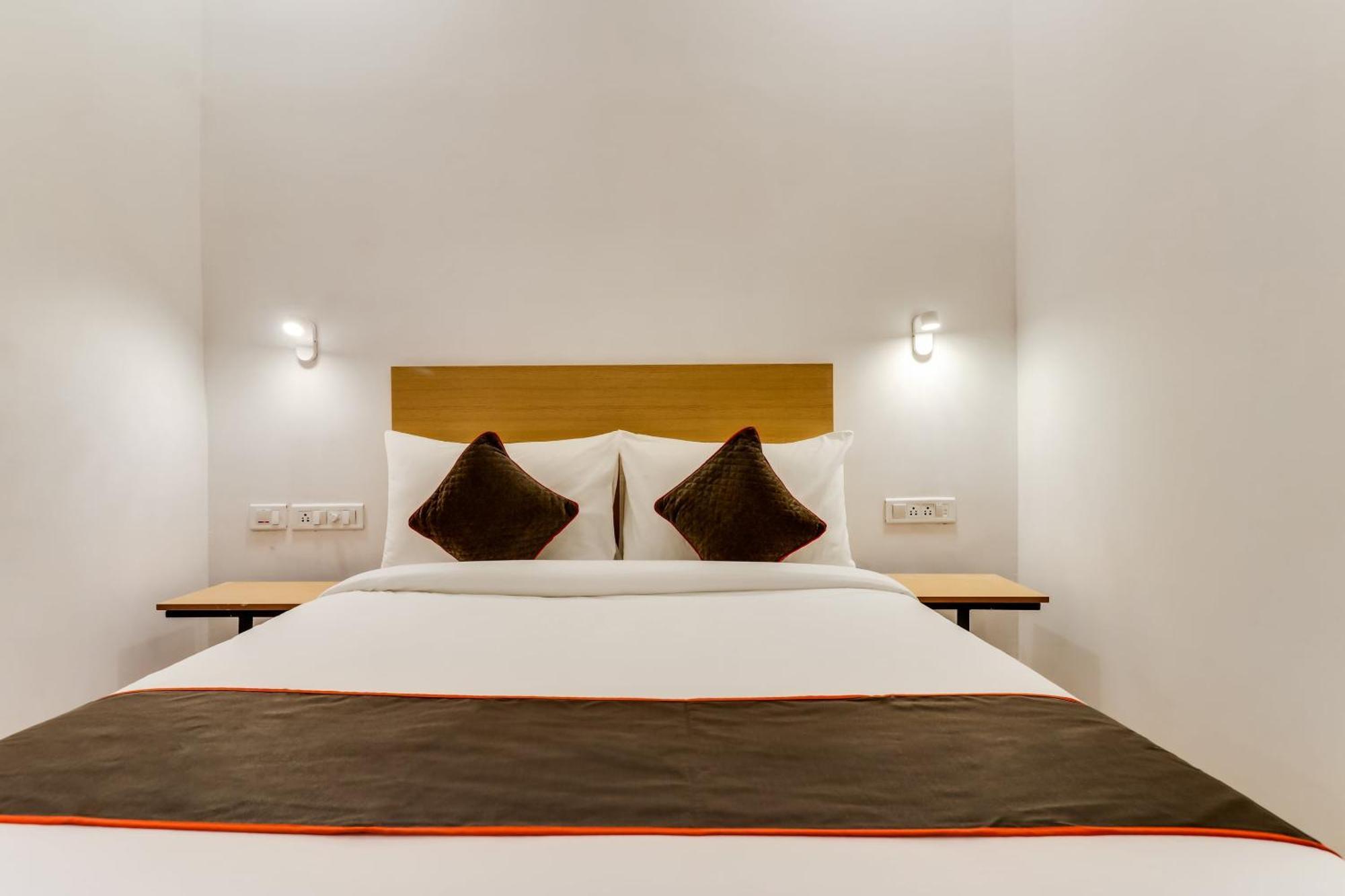 Super Townhouse Gandhi Hall Indore Eksteriør bilde
